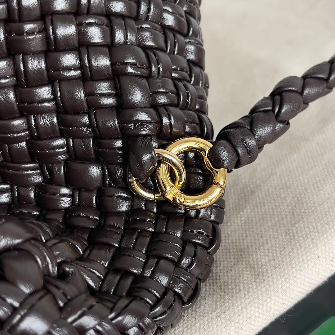 Batch 3760 BV collectible small woven handbags are really YYDS!! Bottega Veneta’s most classic small woven handbags are back! ! We use the highest quality leather with the highest craftsmanship❤️ to create the most expensive works. We have created the Intrecciato leather weaving process❤️ This unique traditional exclusive leather weaving method has not only become our logo but also reflects the time-consuming and labor-intensive craftsmanship of our products❤️ The new TOSCA handbag must be a selection worth collecting🆕 Style number: 776755 Size: 20*15.5*7cm